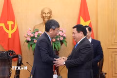Giám đốc Học viện Chính trị Quốc gia Hồ Chí Minh Nguyễn Xuân Thắng tiếp Đại sứ Ấn Độ tại Việt Nam. (Ảnh: Tuấn Anh/TTXVN)