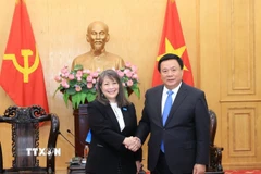 Giám đốc Học viện Chính trị quốc gia Hồ Chí Minh Nguyễn Xuân Thắng tiếp Giám đốc UNICEF khu vực Đông Á và Thái Bình Dương June Kunugi. (Ảnh: Tuấn Anh/TTXVN)