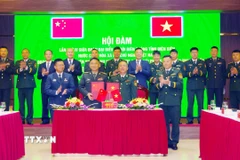 Hai bên ký kết và trao đổi biên bản ghi nhớ nội dung hợp tác. (Ảnh: TTXVN phát)