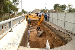 Chủ tịch Ủy ban Nhân dân tỉnh Gia Lai Phạm Anh Tuấn kiểm tra tình hình thiệt hại sau bão, lũ tại khu vực phía Tây tỉnh Gia Lai. (Ảnh: Quang Thái/TTXVN)