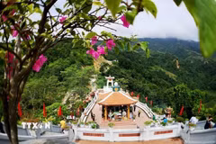 Đài hương tưởng niệm các anh hùng liệt sỹ tại Điểm cao 468 nằm ở lưng chừng núi Nậm Ngặt, thôn Nặm Ngặt, xã Thanh Thủy, tỉnh Tuyên Quang. (Ảnh: Thanh Tùng/TTXVN)