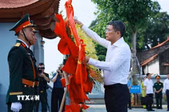 Thủ tướng Lê Minh Hưng dâng hoa tại Nghĩa trang liệt sỹ tỉnh Lạng Sơn. (Ảnh: Dương Giang/TTXVN)