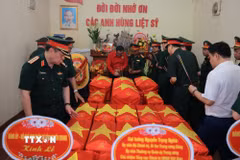 Đại tướng Nguyễn Trọng Nghĩa tưởng niệm hài cốt các liệt sỹ được quy tập về nhà chờ của Đội tìm kiếm, quy tập hài cốt liệt sỹ (Bộ Chỉ huy quân sự tỉnh Tuyên Quang). (Ảnh: Hoàng Hiếu/TTXVN)