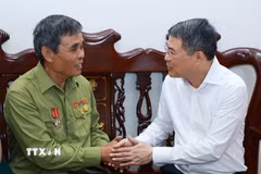 Thủ tướng Lê Minh Hưng thăm gia đình ông Vy Văn Nước (sinh năm 1948, thương binh tỷ lệ tổn thương cơ thể 42%), sinh sống tại Khối 8, phường Đông Kinh. (Ảnh: Dương Giang/TTXVN)
