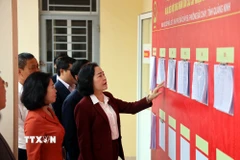 Bà Nguyễn Thị Thanh, Ủy viên Trung ương Đảng, Phó Chủ tịch Quốc hội, Ủy viên Hội đồng Bầu cử Quốc gia, kiểm tra tại tổ bầu cử khu phố Bãi Cháy 5B, phường Bãi Cháy. (Ảnh: Đức Hiếu/TTXVN)