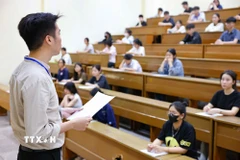 Giám thị phổ biến quy chế thi cho thí sinh trong một kỳ thi. (Ảnh: Thanh Tùng/TTXVN)