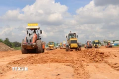 Nhân lực, máy móc thi công nền đường cao tốc Biên Hòa-Vũng Tàu, một trong nhiều dự án trọng điểm đang triển khai ở Đồng Nai. (Ảnh: Công Phong/TTXVN)