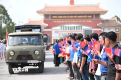 Đông đảo cán bộ, chiến sỹ và các quần chúng nhân dân tiễn cán bộ, chiến sỹ các Đội K70, K71 và K73 xuất quân thực hiện nhiệm vụ tìm kiếm hài cốt liệt sỹ hy sinh tại Campuchia qua các thời kỳ. (Ảnh: Bùi Giang/TTXVN)