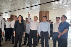 Phó Thủ tướng Lê Thanh Long kiểm tra thực tế công trình xây dựng cơ sở 2 của Bệnh viện Bạch Mai và Việt Đức tại Hà Nam. (Ảnh: Đỗ Bình/TTXVN)