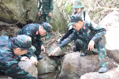 Khu vực hài cốt liệt sĩ được Bộ Chỉ huy Quân sự thành phố Đà Nẵng tìm thấy tại Hang Đá Sập, xã Hà Nha. (Ảnh: Khoa Chương/TTXVN)