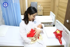 Bé gái chào đời khỏe mạnh từ phôi trữ đông sau 11 năm