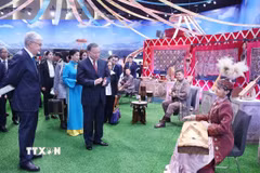 Tổng Bí thư Tô Lâm và Phu nhân cùng Tổng thống Kassym-Jomart Tokayev tham quan Làng Văn hóa Dân tộc Kazakhstan (Ảnh: Thống Nhất/TTXVN)