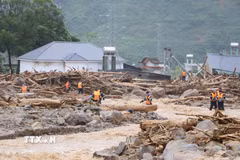 Các chiến sỹ Phòng Cảnh sát phòng cháy, chữa cháy và cứu nạn cứu hộ tìm kiếm các nạn nhân mất tích. (Ảnh: Nguyễn Oanh/TTXVN)