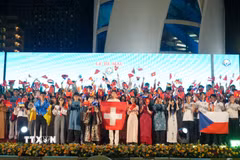 Hơn 100 thanh niên Việt Nam ở nước ngoài đến từ 32 quốc gia, vùng lãnh thổ ra mắt các đại biểu tại đêm bế mạc. (Ảnh: Phan Sáu/TTXVN)