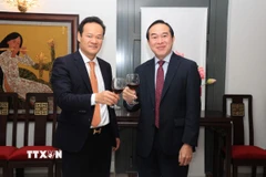 Đại sứ Mai Phan Dũng - Phái đoàn thường trực Việt Nam bên cạnh Liên hợp quốc, Tổ chức Thương mại Thế giới và các tổ chức quốc tế khác tại Geneva, chụp ảnh chung với Đại sứ Daovy Vongxay, Trưởng Phái đoàn Lào tại Geneva. (Ảnh: Phạm Ngọc Ánh/TTXVN)