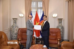 Đại sứ đặc mệnh toàn quyền Việt Nam tại Pháp Trịnh Đức Hải trao bản sao Quốc thư của Chủ tịch nước Lương Cường cho ông Mathieu Carmona, Phó Cục trưởng Cục Lễ tân, Bộ châu Âu và Ngoại giao Pháp. (Ảnh: TTXVN phát)