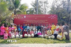 Cán bộ, nhân viên Tổng lãnh sự quán các nước tại Thành phố Hồ Chí Minh có một ngày trải nghiệm văn hóa Việt Nam trong dịp mừng Tết Bính Ngọ. (Ảnh: Xuân Khu/TTXVN)