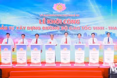 Các lãnh đạo, nguyên lãnh đạo Đảng, Nhà nước và tỉnh Nghệ An thực hiện nghi thức khởi công Dự án đầu tư xây dựng đường bộ cao tốc Vinh-Thanh Thủy. (Nguồn: Báo và Phát thanh Truyền hình Nghệ An)