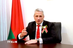 Đại sứ Belarus tại Việt Nam Uladzimir Baravikou trả lời phỏng vấn báo chí về nội dung chuyến thăm và quan hệ hợp tác hai nước. (Ảnh: Việt Đức/TTXVN)