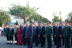 Tổng Bí thư Tô Lâm và các đại biểu dâng hoa, dâng hương tại Tượng đài Chiến thắng. (Ảnh: Thống Nhất/TTXVN)