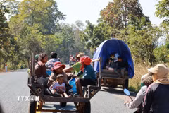 Người dân Campuchia ở tỉnh Preah Vihear, giáp giới với Thái Lan sơ tán tránh xung đột, ngày 8/12/2025. (Ảnh: THX/TTXVN)