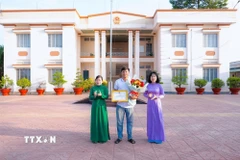 Lãnh đạo xã Tân Thành, tỉnh Tây Ninh khen thưởng đột xuất cho anh Nguyễn Hoàng Duy vì đã có hành động cứu sống một cháu bé bị đuối nước trên địa bàn. (Ảnh: TTXVN phát)