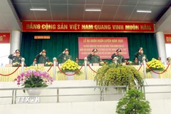 Lãnh đạo Quân khu 2, Lãnh đạo Sư đoàn 304 thực hiện nghi thức chào cờ tại Lễ ra quân huấn luyện năm 2026. (Ảnh: Hoàng Hùng/TTXVN)