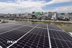 Hệ thống điện năng lượng mặt trời được lắp đặt tại nhà hộ dân. (Ảnh: Tuấn Phi/TTXVN)