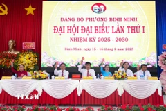 Đoàn Chủ tịch Đại hội đại biểu phường Bình Minh, tỉnh Tây Ninh nhiệm kỳ 2025-2030. (Ảnh: Minh Phú/TTXVN)