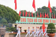 Đội tiêu binh hành tiến vào Quảng trường Ba Đình trên nền quân nhạc. (Ảnh: Hoàng Hiếu/TTXVN)