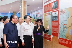 Chủ tịch Quốc hội Trần Thanh Mẫn và nguyên Tổng Bí thư Nông Đức Mạnh dự chương trình. (Ảnh: Doãn Tấn/TTXVN)