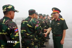 Đại tá Nguyễn Tú Tài, Phó Chỉ huy trưởng Bộ Chỉ huy Quân sự tỉnh Hà Tĩnh chào đón cán bộ, chiến sỹ Quân đội Nhân dân Lào. (Ảnh: TTXVN phát)