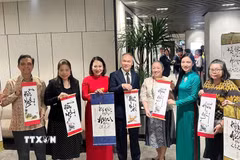Tổng lãnh sự các nước thành viên ASEAN tại Thành phố Hồ Chí Minh và những bức thư pháp được tặng tại buổi họp mặt. (Ảnh: Xuân Khu/TTXVN)