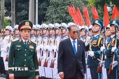 Phó Thủ tướng, Bộ trưởng Quốc phòng Phan Văn Giang và Bộ trưởng Quốc phòng Malaysia Dato Seri Mohamed Khaled Bin Nordin duyệt Đội danh dự Quân đội nhân dân Việt Nam. (Ảnh: Trọng Đức/TTXVN)
