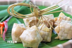 Việc sử dụng lá thốt nốt non làm vỏ không chỉ tạo mùi thơm đặc trưng khi luộc mà còn giúp bánh giữ được độ dẻo dai. (Ảnh: Công Mạo/TTXVN)