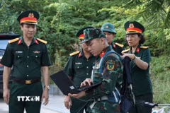 Cán bộ Viện Thiết kế, Tổng cục Hậu cần-Kỹ thuật (Bộ Quốc phòng) hỗ trợ vận hành máy radar. (Ảnh: Mai Trang/TTXVN)