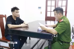 Đối tượng cầm đầu là Lê Văn Hoàng (sinh năm 1995), tạm trú tại phường Trấn Biên, thành phố Đồng Nai tại cơ quan công an. (Ảnh: TTXVN phát)