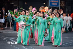 Hội Liên hiệp Phụ nữ phường Xuân Đỉnh trong chương trình diễu hành nghệ thuật “Sắc Sen Tây Hồ-Hà Nội." (Ảnh: Phạm Tuấn Anh/TTXVN)