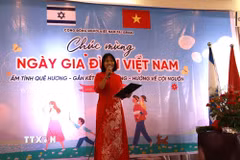 Chủ tịch Hội Người Việt Nam tại Israel Trương Thị Hồng phát biểu khai mạc chương trình gặp mặt nhân "Ngày Gia đình Việt Nam." (Ảnh: Thanh Bình/TTXVN)