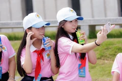 Bắt đầu sử dụng sữa Vinamilk từ ngày nhỏ xíu, em Lê Phương Bảo Ngọc (bên phải) - Trường Trung học Cơ sở Ngô Sĩ Liên (quận Hoàn Kiếm, Hà Nội) - cho biết rất bất ngờ và thích thú khi gặp “người bạn quen thuộc” này trong suốt đại hội. “Sau mỗi bữa ăn, tụi em đều được sử dụng sữa tươi Vinamilk 100% và sữa chua uống Susu. Em rất thích sữa tươi vị chuối và sữa Susu kiwi có thạch. Em mong Vinamilk sẽ ra nhiều vị mới lạ hơn nữa cho tụi em được thỏa sức trải nghiệm," em bày tỏ.