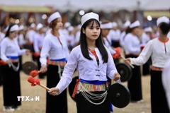 Phụ nữ Mường trong trang phục truyền thống trình diễn trong Lễ hội Khai hạ. (Ảnh: Trọng Đạt/TTXVN)