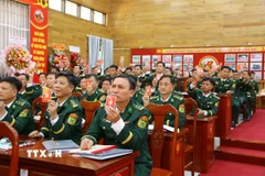 Các đại biểu biểu quyết các nội dung chương trình làm việc của Đại hội. (Ảnh: Lê Xuân/TTXVN)