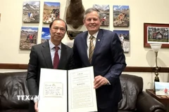 Thượng nghị sỹ Mỹ Steve Daines trao Nghị quyết của Thượng viện Mỹ kỷ niệm 30 năm bình thường hóa quan hệ ngoại giao Việt Nam-Mỹ cho Đại sứ Việt Nam tại Mỹ Nguyễn Quốc Dũng. (Ảnh: TTXVN phát)