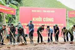 Các đại biểu thực hiện nghi thức động thổ, khởi công xây dựng nhà ở mới cho đồng bào bị thiệt hại do mưa lũ. (Ảnh: Trung Kiên/TTXVN)