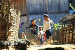 Niềm vui của trẻ em vùng cao khi chơi cùng bạn bè. (Ảnh: Phan Tuấn Anh/TTXVN)