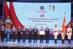 Tổng Bí thư Tô Lâm trao tặng Huân chương Độc lập hạng Nhất cho ngành tài chính. (Ảnh: Thống Nhất/TTXVN)