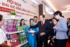Chủ tịch Quốc hội Trần Thanh Mẫn và bà Obuchi Yuko, Hạ nghị sỹ, Chủ tịch Liên minh Nghị sỹ hữu nghị Nhật Bản-Việt Nam tham quan gian trưng bày sản phẩm tại hội nghị. (Ảnh: Doãn Tấn/TTXVN)