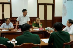 Các lực lượng thảo luận các phương án tìm kiếm tàu cá BĐ 97258 TS. (Ảnh: Đình Quân/TTXVN)