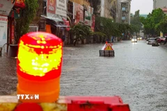 Cảnh báo nguy hiểm ngập úng trên phố Mạc Thị Bưởi (chiều 30/9/2025). (Ảnh: Thanh Tùng/TTXVN)