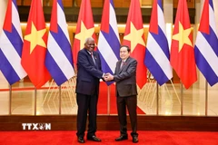 Chủ tịch Quốc hội Trần Thanh Mẫn đón Chủ tịch Quốc hội Cuba Esteban Lazo Hernández. (Ảnh: Doãn Tấn/TTXVN)